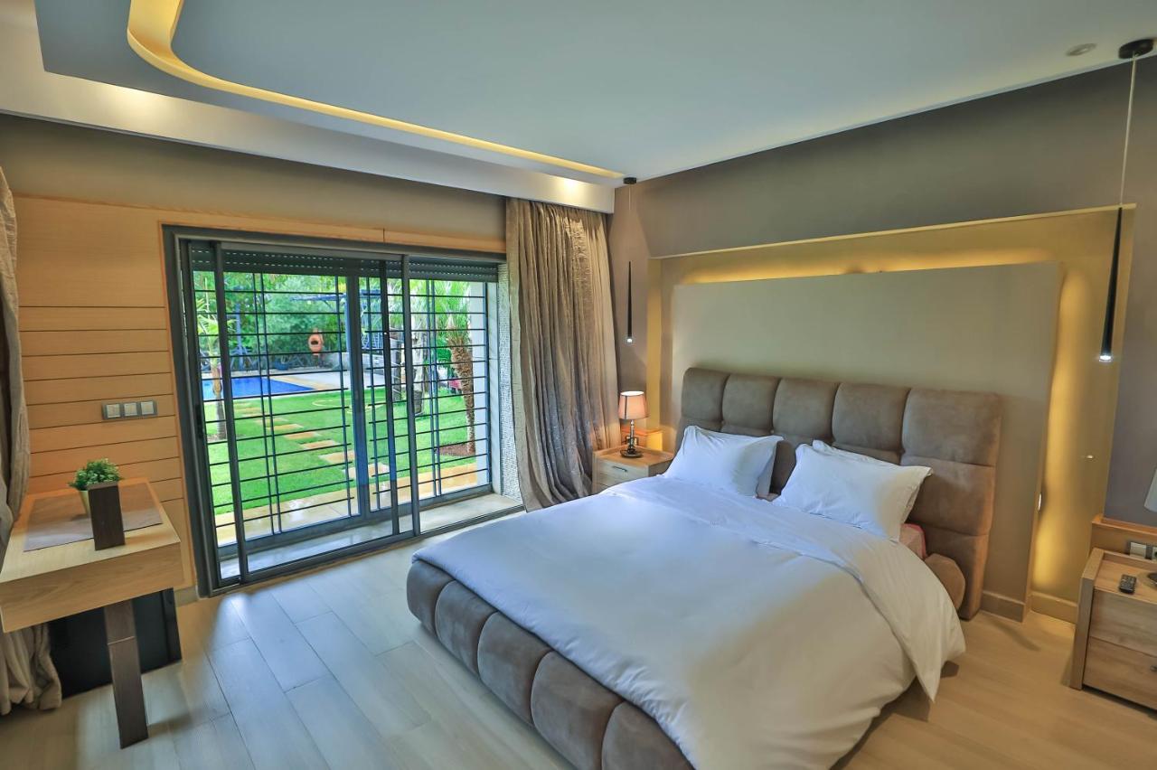 Queen Room Garden View